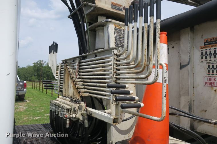 image for item DB10240 2003 International 4300 waste material handling truck