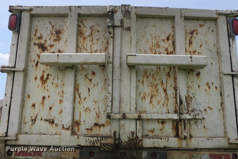 image for item DB10240 2003 International 4300 waste material handling truck