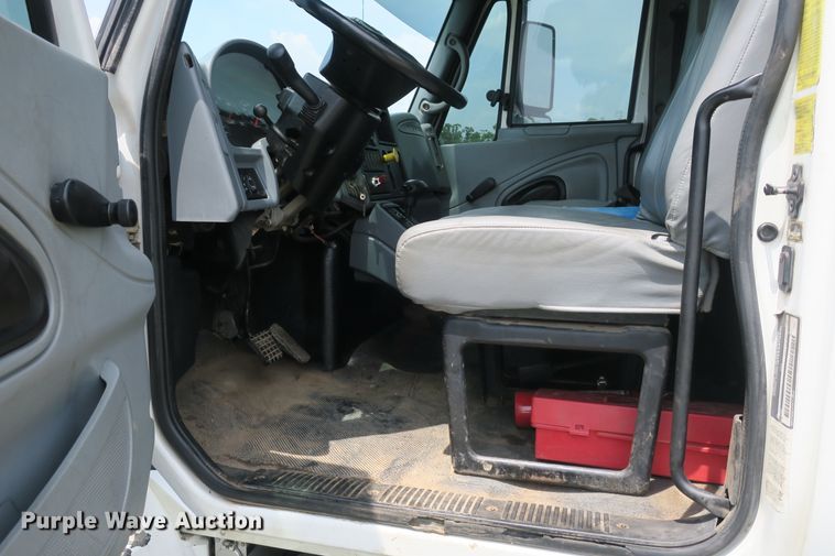 image for item DB10240 2003 International 4300 waste material handling truck