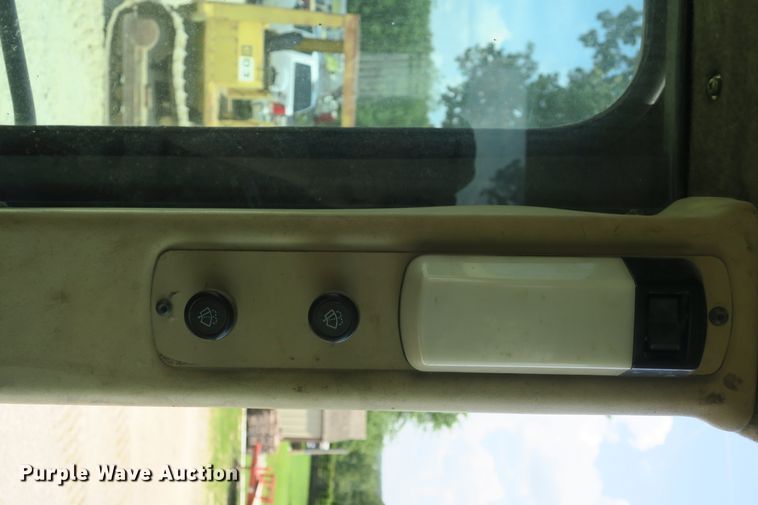 image for item DB10245 1999 Caterpillar 953C track loader