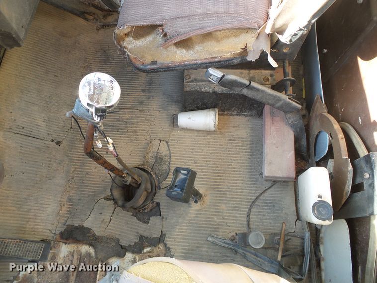 image for item DC5069 1982 Ford 8000 dump truck