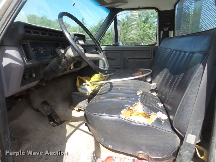 image for item DD6296 1998 Ford F700 flatbed truck with pressure washer