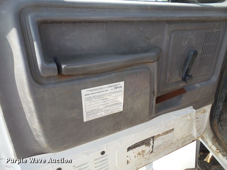 image for item DD6296 1998 Ford F700 flatbed truck with pressure washer