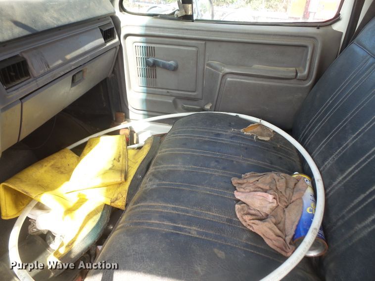 image for item DD6296 1998 Ford F700 flatbed truck with pressure washer