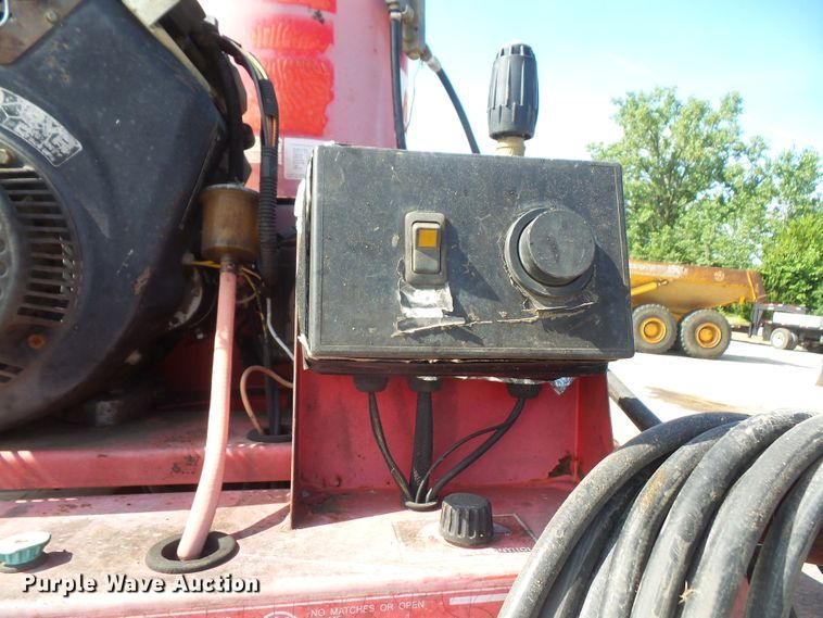 image for item DD6296 1998 Ford F700 flatbed truck with pressure washer
