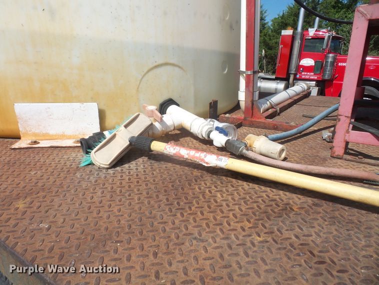 image for item DD6296 1998 Ford F700 flatbed truck with pressure washer