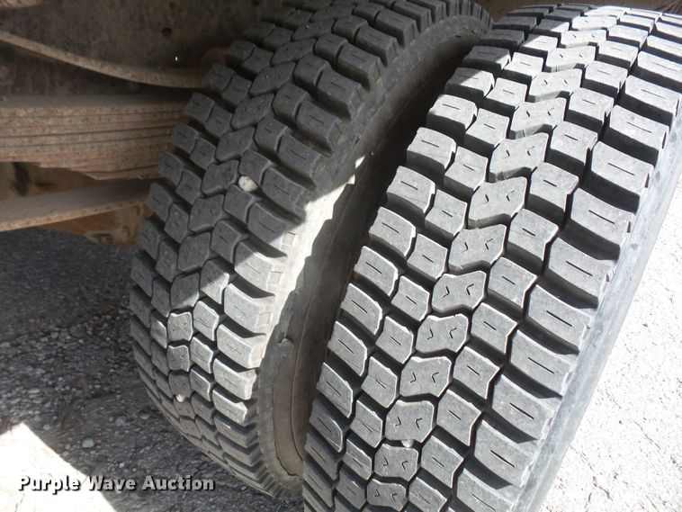 image for item DD6296 1998 Ford F700 flatbed truck with pressure washer