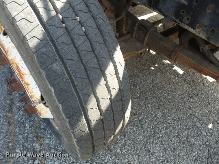 image for item DD6296 1998 Ford F700 flatbed truck with pressure washer