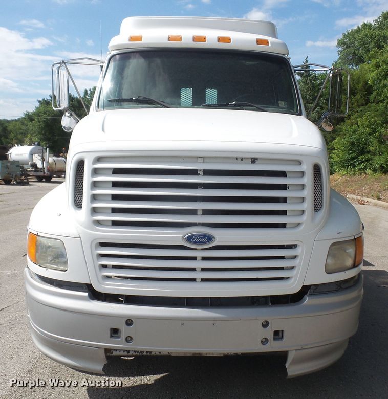 image for item DD6298 1997 Ford Aeromax L9000 flatbed truck