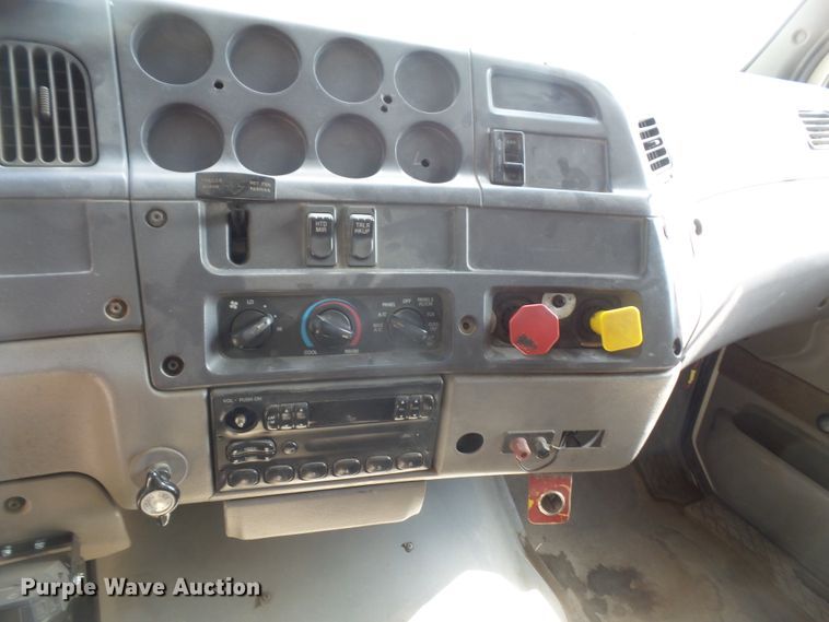 image for item DD6298 1997 Ford Aeromax L9000 flatbed truck