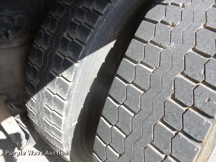 image for item DD6298 1997 Ford Aeromax L9000 flatbed truck