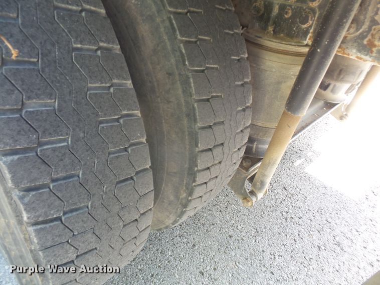 image for item DD6298 1997 Ford Aeromax L9000 flatbed truck