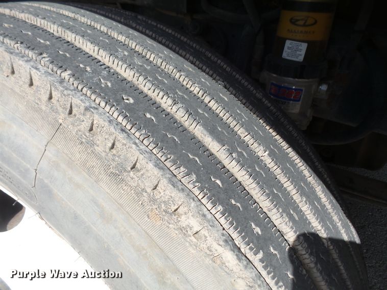 image for item DD6298 1997 Ford Aeromax L9000 flatbed truck