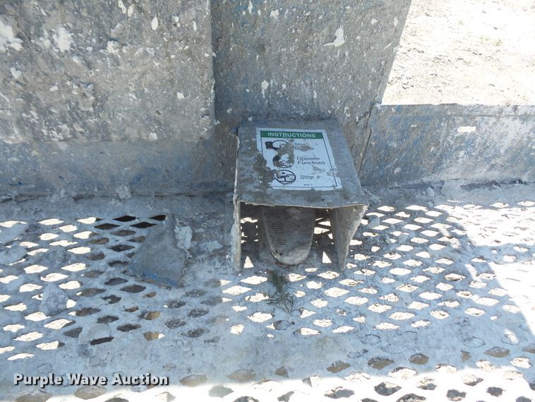 image for item DD6332 2008 Genie Z-135 boom lift