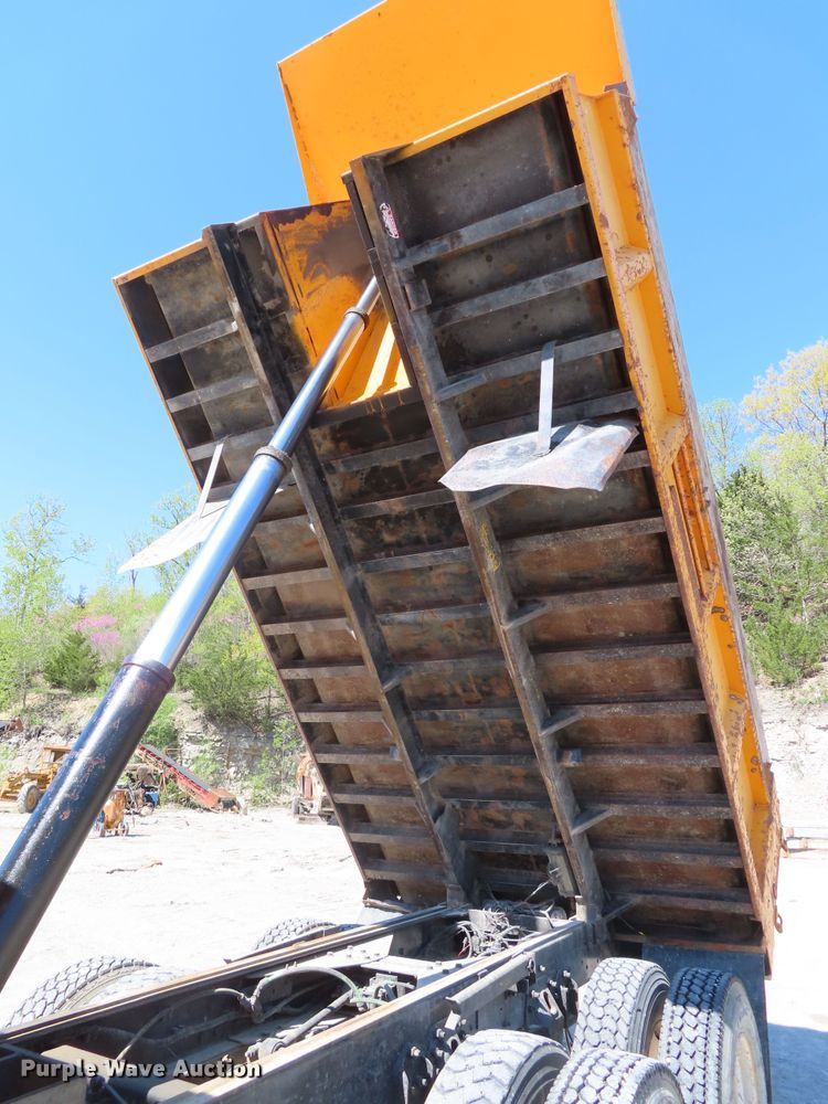 image for item DE3475 1998 Ford Louisville dump truck