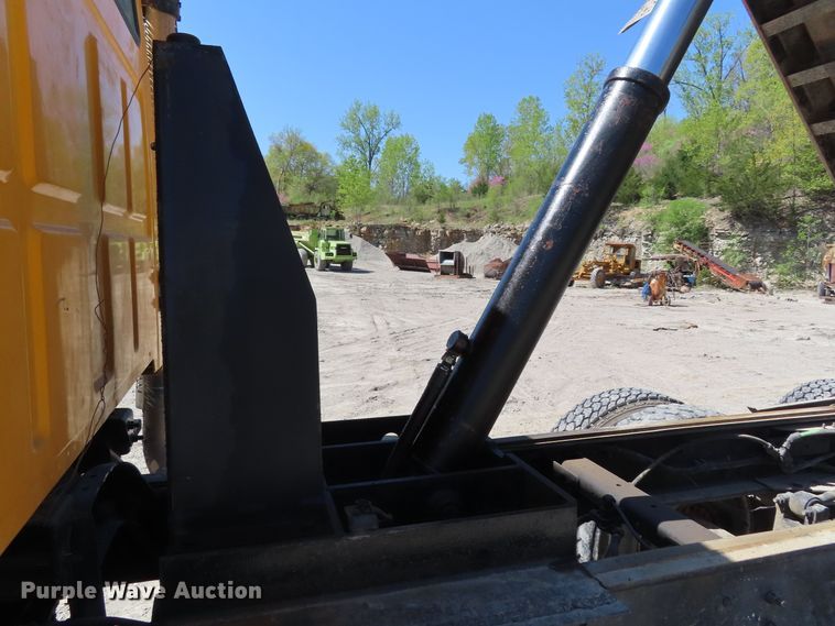 image for item DE3475 1998 Ford Louisville dump truck