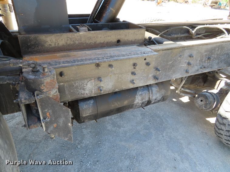 image for item DE3475 1998 Ford Louisville dump truck