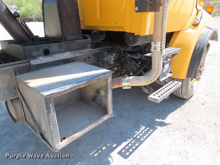 image for item DE3475 1998 Ford Louisville dump truck