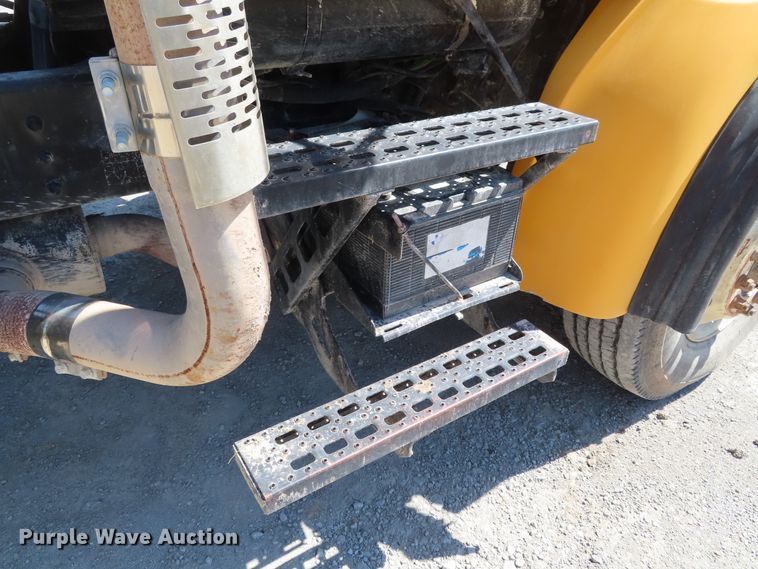 image for item DE3475 1998 Ford Louisville dump truck