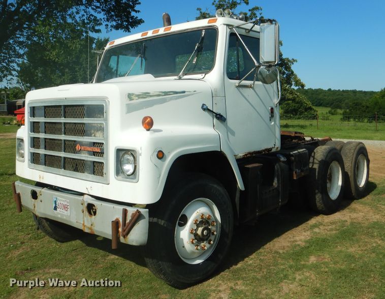 image for item DE3994 1988 International F2275 semi truck