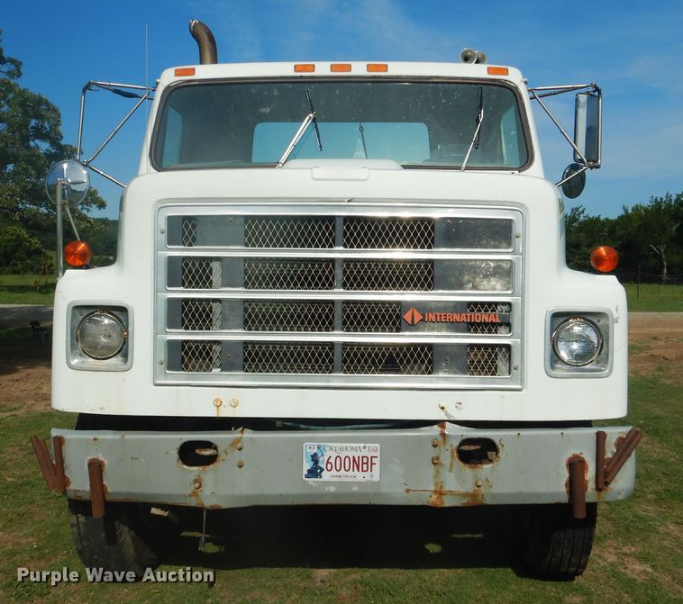 image for item DE3994 1988 International F2275 semi truck