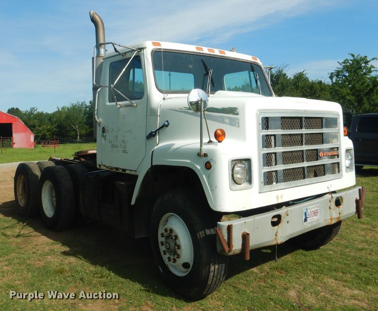 image for item DE3994 1988 International F2275 semi truck