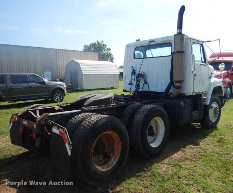 image for item DE3994 1988 International F2275 semi truck