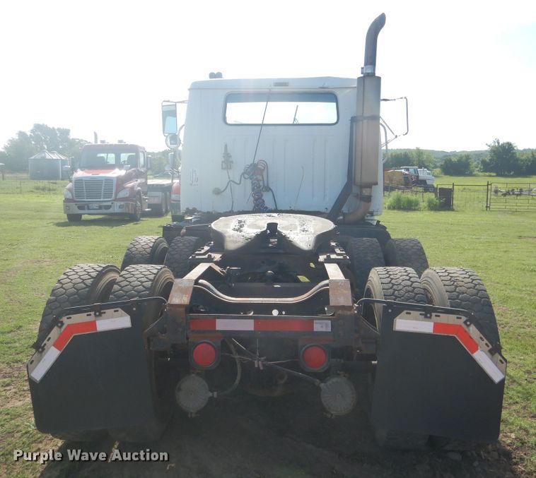 image for item DE3994 1988 International F2275 semi truck