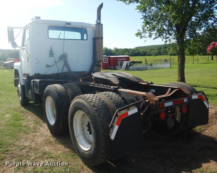 image for item DE3994 1988 International F2275 semi truck