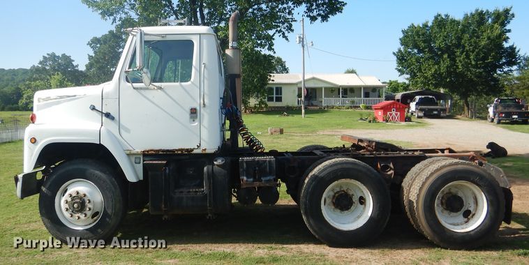 image for item DE3994 1988 International F2275 semi truck