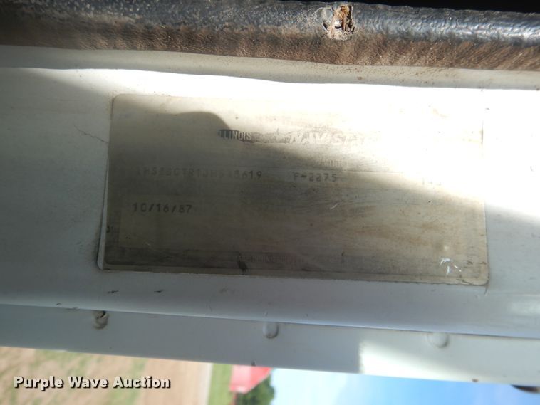 image for item DE3994 1988 International F2275 semi truck