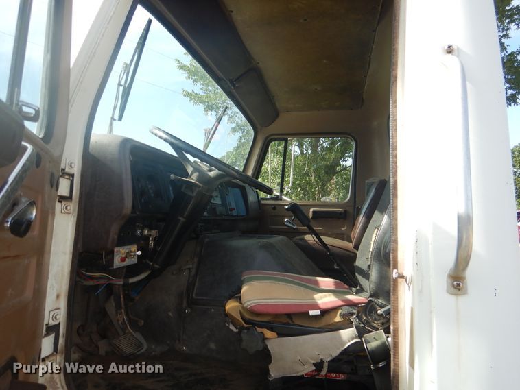 image for item DE3994 1988 International F2275 semi truck