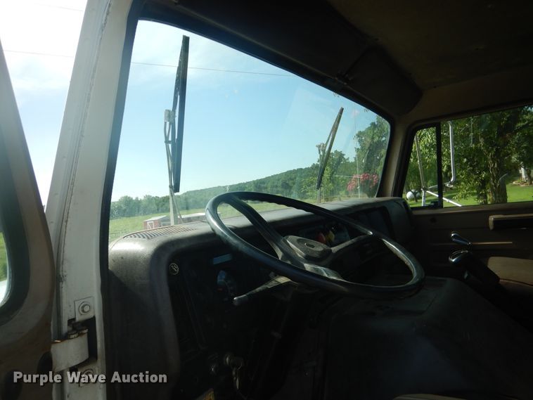 image for item DE3994 1988 International F2275 semi truck