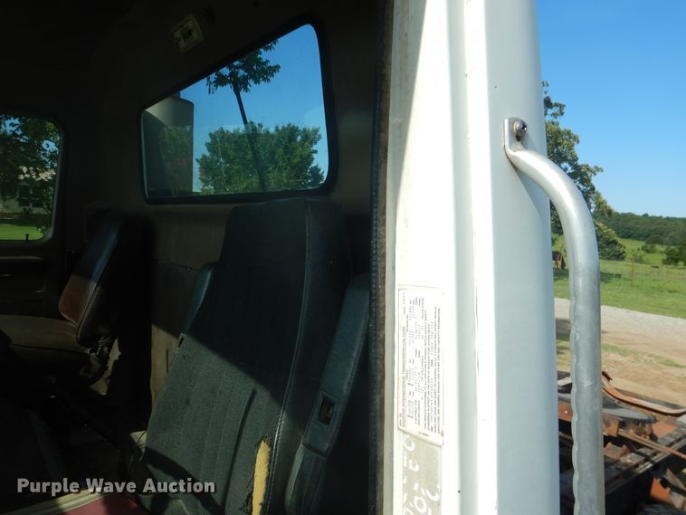 image for item DE3994 1988 International F2275 semi truck