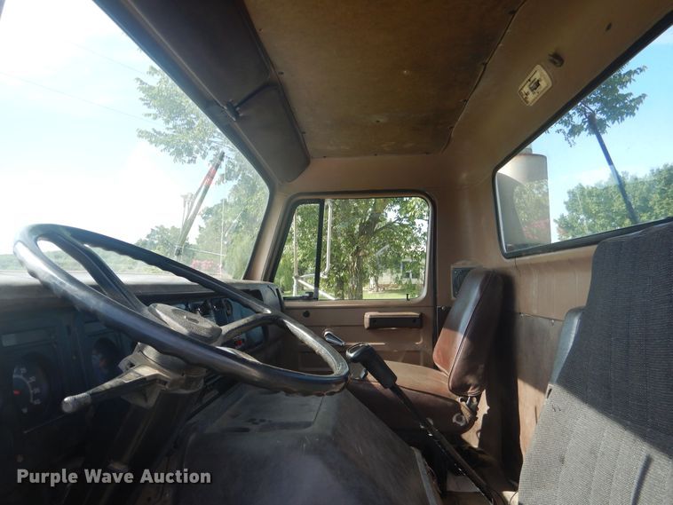 image for item DE3994 1988 International F2275 semi truck