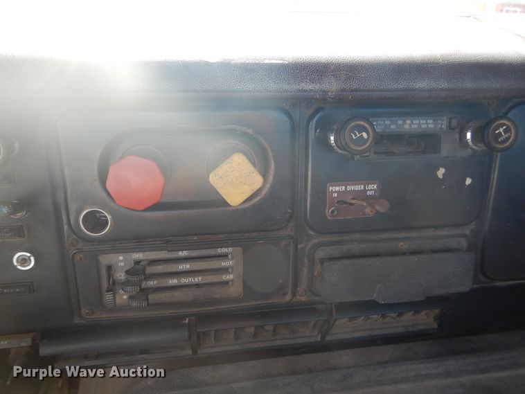 image for item DE3994 1988 International F2275 semi truck