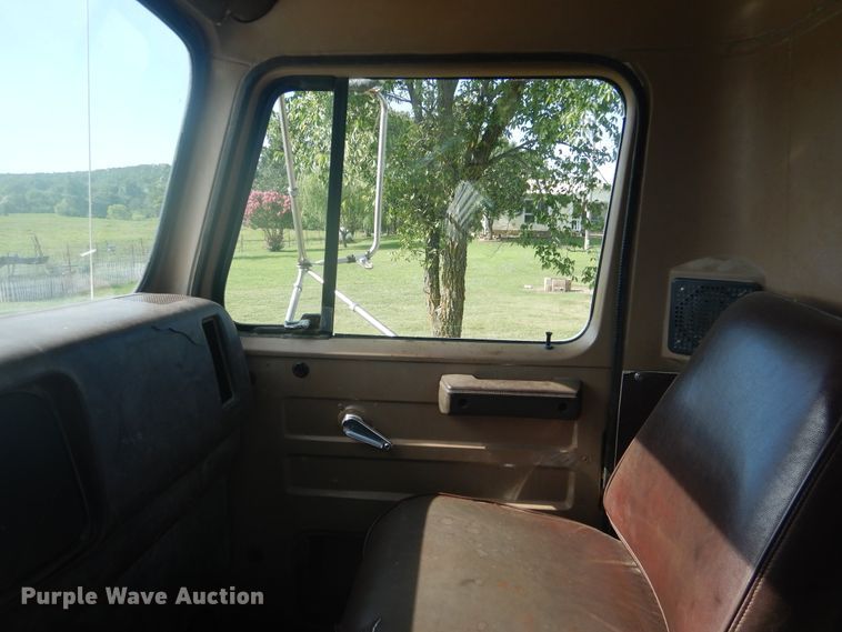 image for item DE3994 1988 International F2275 semi truck