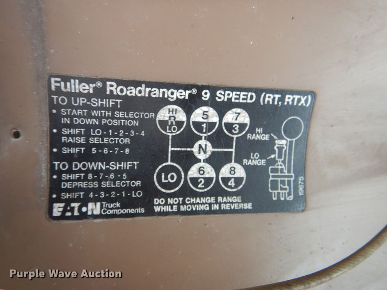 image for item DE3994 1988 International F2275 semi truck