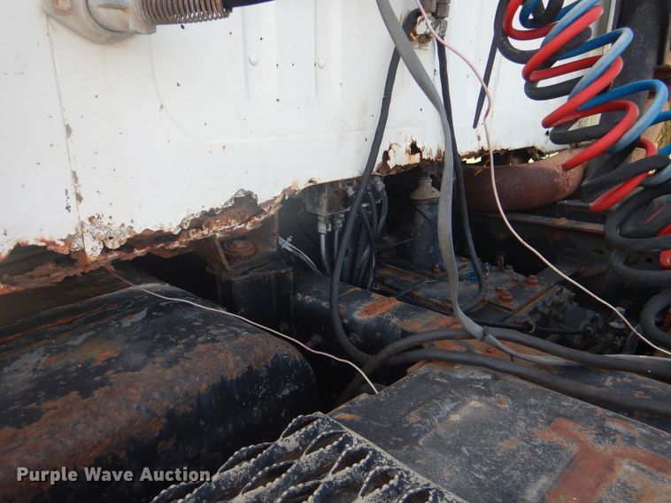 image for item DE3994 1988 International F2275 semi truck