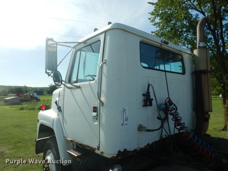 image for item DE3994 1988 International F2275 semi truck