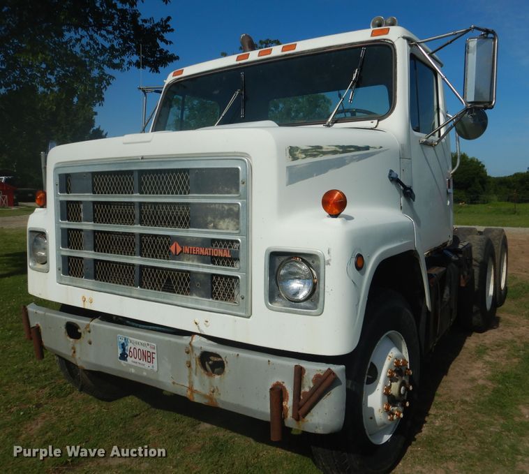 image for item DE3994 1988 International F2275 semi truck