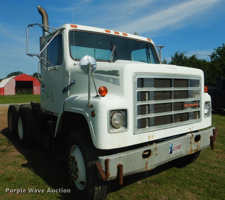 image for item DE3994 1988 International F2275 semi truck