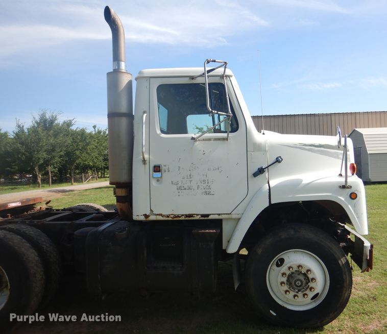 image for item DE3994 1988 International F2275 semi truck