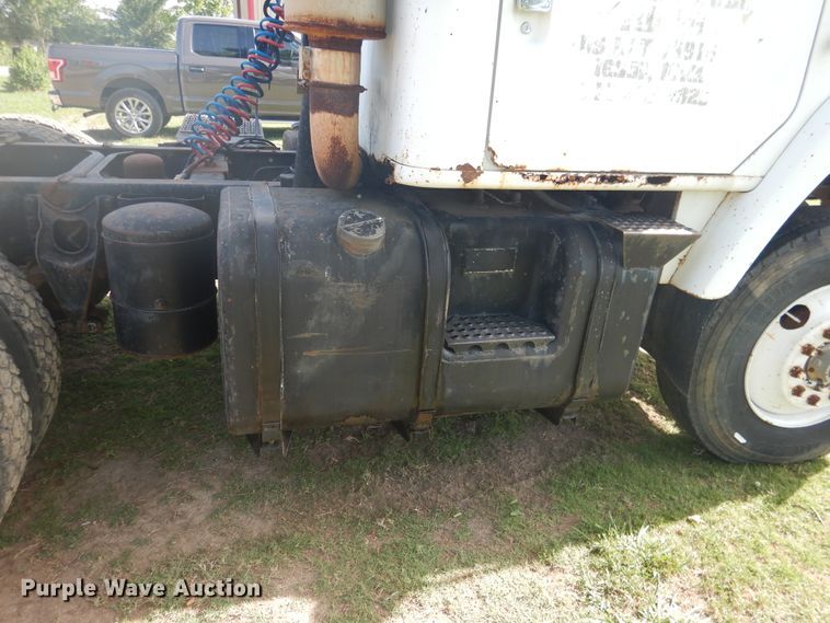 image for item DE3994 1988 International F2275 semi truck