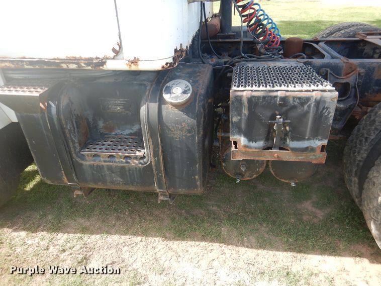 image for item DE3994 1988 International F2275 semi truck