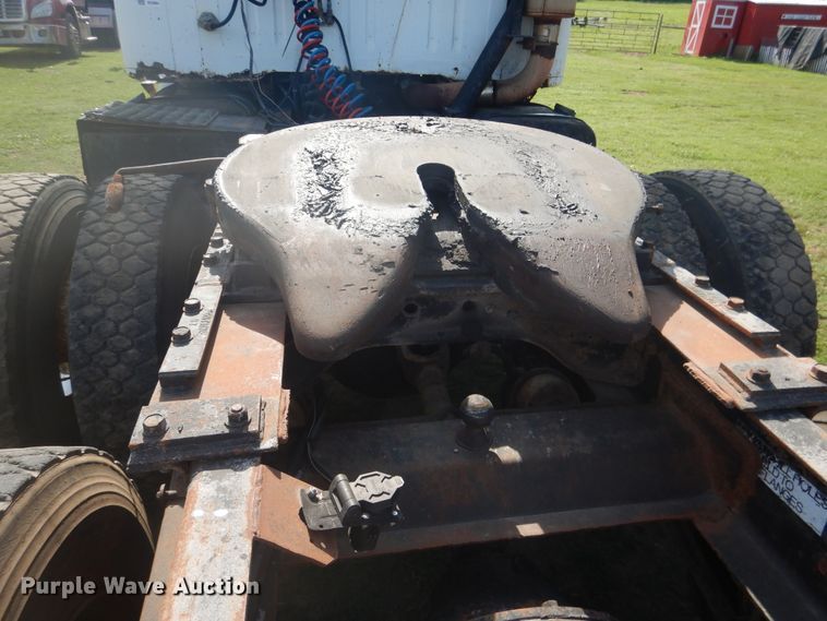 image for item DE3994 1988 International F2275 semi truck