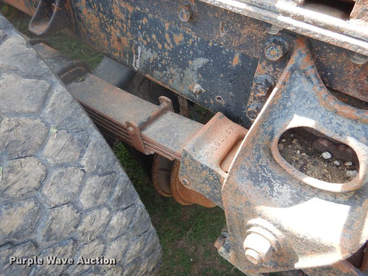 image for item DE3994 1988 International F2275 semi truck