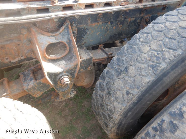 image for item DE3994 1988 International F2275 semi truck