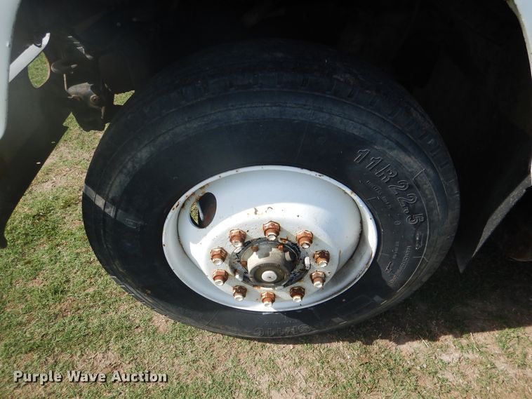 image for item DE3994 1988 International F2275 semi truck