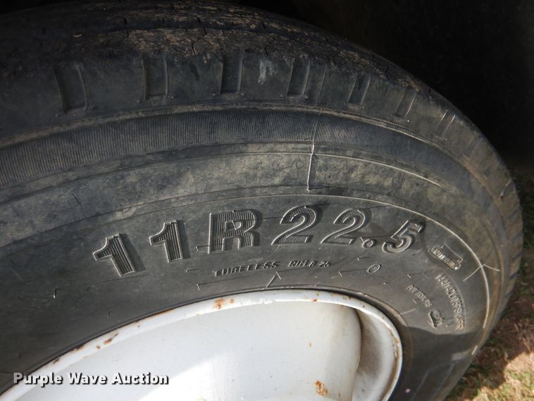 image for item DE3994 1988 International F2275 semi truck